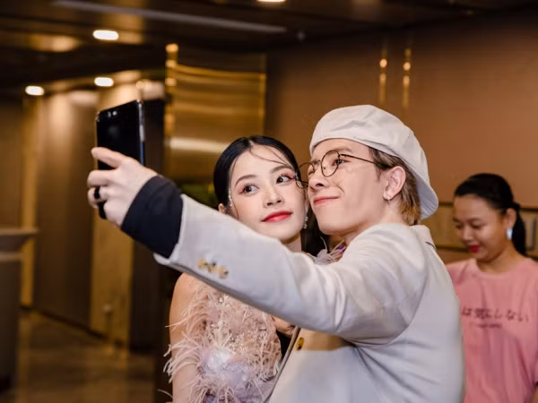 Chi Pu xuất hiện xinh đẹp, ghi điểm bằng sự thân thiện khi giao lưu cùng khán giả 