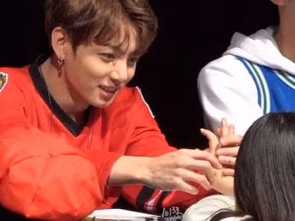 Không thể tin nổi Jungkook (BTS) vẫn nhận ra và còn nhớ tên fan đã gặp từ một năm trước