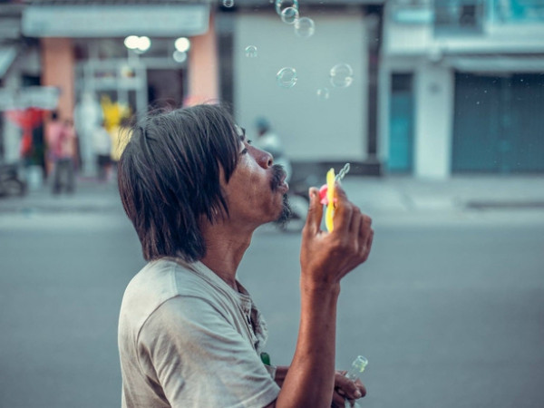 Nghèo khó không phải là mất tất cả, hãy mỉm cười lạc quan như người đàn ông lang thang này