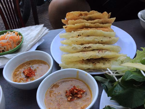 Người Sài Gòn vừa "đập muỗi" vừa ăn bánh xèo 7.000 đồng giúp chủ đổi đời
