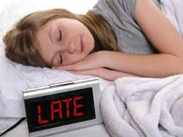 “Ngủ nướng” vào ngày nghỉ: Nên hay không nên?