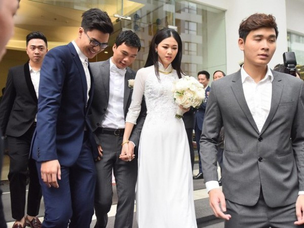 Á hậu Thanh Tú trang điểm nhẹ nhàng, nắm chặt tay chồng trong ngày lên xe hoa