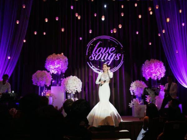 Hồ Ngọc Hà cùng hơn 300 khán giả trong đêm nhạc thân mật