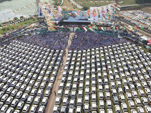 Trùm kim cương Ấn Độ thưởng 600 xe cho nhân viên