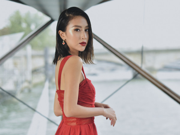 Hot girl Quỳnh Anh Shyn bất ngờ xuất hiện tại show thời trang tại Paris