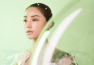 Salim "biến hình" với xu hướng make-up khuấy đảo sàn thời trang quốc tế