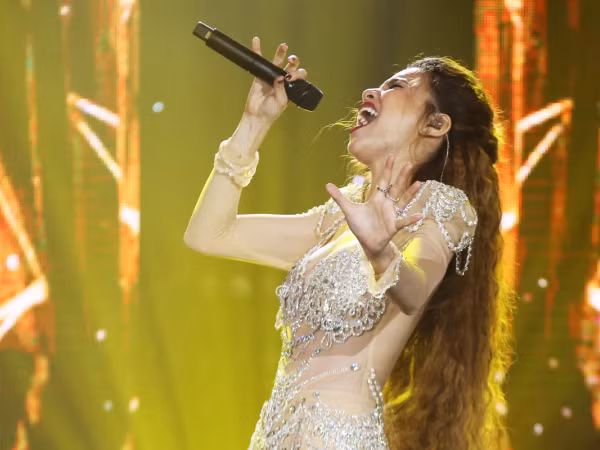 Hồ Ngọc Hà chứng tỏ khả năng live thần sầu trong đêm nhạc "Love songs"