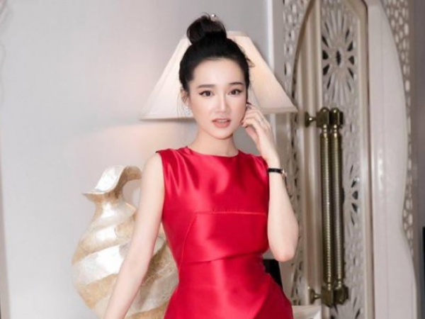 Tiểu Vy và Nhã Phương "bất phân thắng bại" khi diện cùng một mẫu đầm