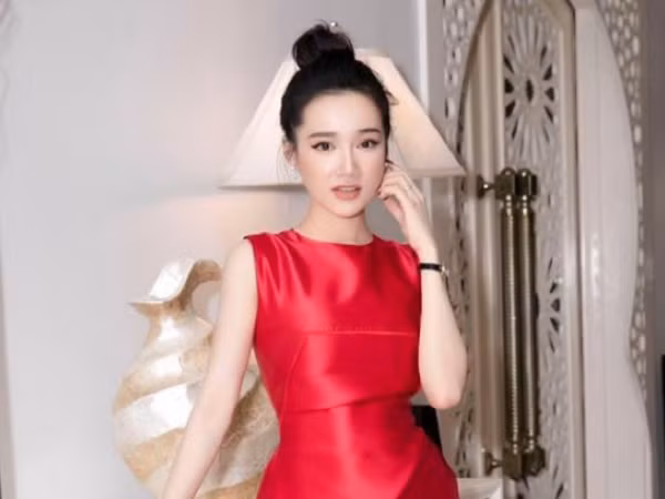 Tiểu Vy và Nhã Phương "bất phân thắng bại" khi diện cùng một mẫu đầm