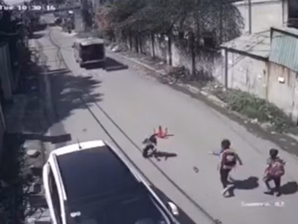 Yêu cầu báo cáo vụ xe đưa đón làm rơi 3 học sinh xuống đường
