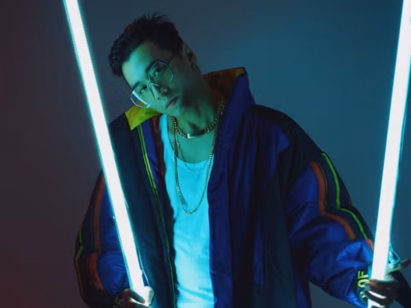 Rapper Karik hóa “gã điên si tình" trong MV mới kết hợp cùng Emma (LIME)