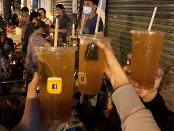 Nửa đêm xếp hàng, đợi nửa tiếng mua trà đào của bà chủ U.60