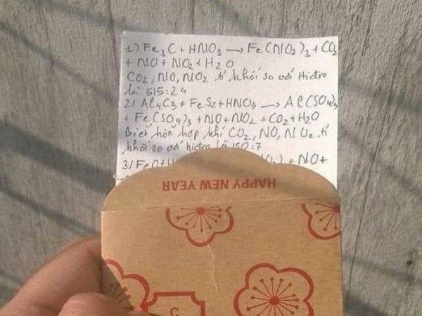 Háo hức mở bao lì xì, teen liền tắt ngúm nụ cười khi nhìn thấy quà của giáo viên dạy Hóa