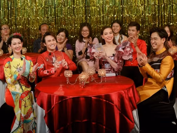 Hồ Ngọc Hà hội ngộ Huỳnh Lập đối thơ chúc Tết khán giả trước thềm năm mới