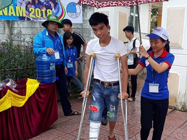 Nén đau, 2 thí sinh bị tai nạn giao thông cố gắng đi thi
