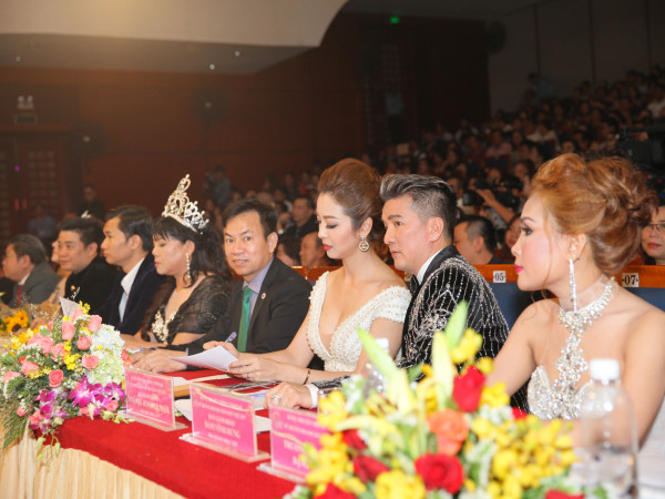 Jennifer Phạm rạng rỡ đi làm giám khảo cuộc thi nhan sắc cùng Đàm Vĩnh Hưng