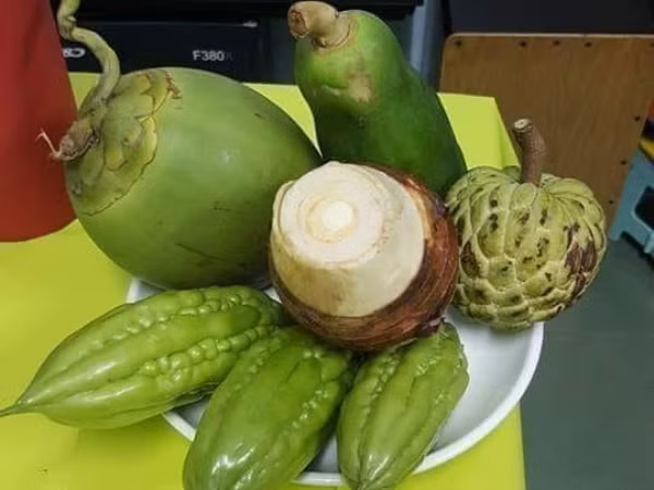 Mùa thi đang cận kề, hội teen chuẩn bị mâm ngũ quả với ước nguyện "cầu vừa đủ qua môn"