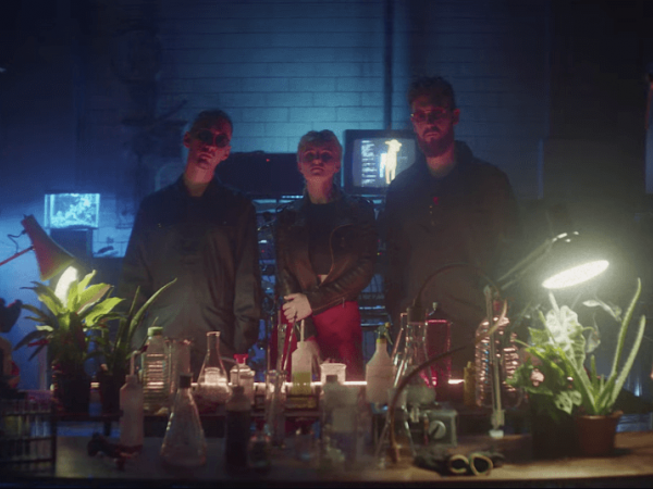 Clean Bandit cùng Demi Lovato dạy cách “bỏ bùa” trong MV “Solo”