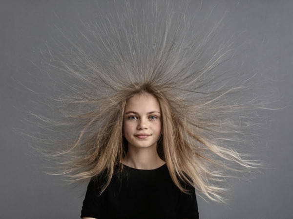 Vì sao bạn có cảm giác bị "điện giật" khi kéo chăn hoặc chạm tay vào đồ vật lúc mùa Đông?