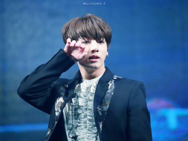 Chỉ là lau mồ hôi mà Jungkook (BTS) cũng đẹp hết phần người khác