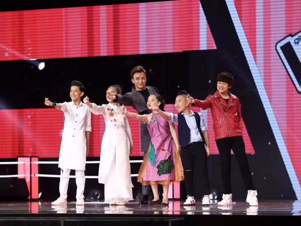 Bộ ba hot boy team Soobin Hoàng Sơn hóa "cò trắng" khiến khán giả "nổi da gà"