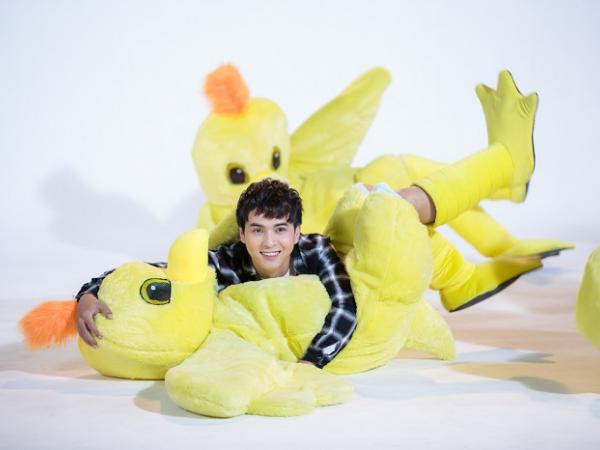 Sau bướm xuân, Hồ Quang Hiếu đưa hình ảnh con gà vào MV Tết