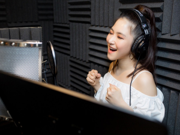 Sau thời gian du học Mỹ, Hương Tràm gây bất ngờ với ca khúc mới toanh