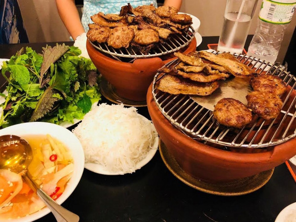 Độc đáo bún chả vừa ăn vừa nướng ngay tại bàn ở Hà Nội