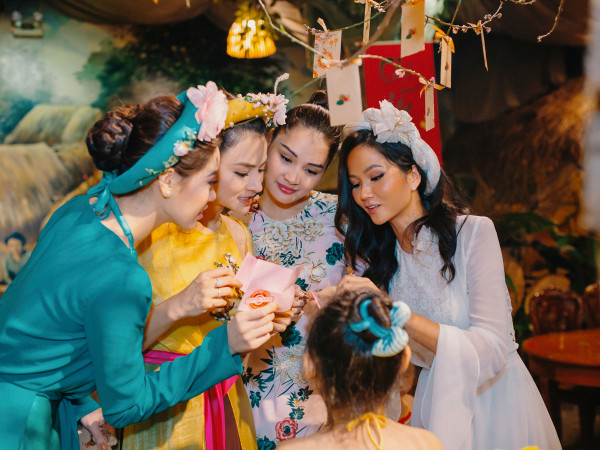 Vũ Thu Phương cùng dàn H’Hen Niê, Khánh Vân dịu dàng trong tà áo tứ thân cùng du xuân