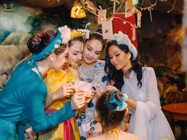 Vũ Thu Phương cùng dàn H’Hen Niê, Khánh Vân dịu dàng trong tà áo tứ thân cùng du xuân