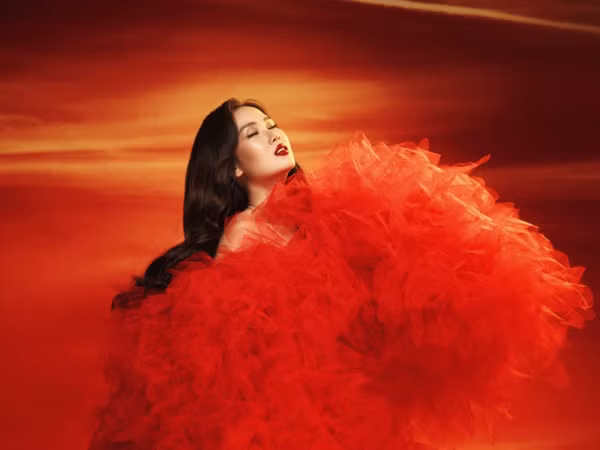 Nếu đã “mê tít” ca khúc “Girl On Fire”, bạn không thể bỏ qua phiên bản cover của Võ Hạ Trâm