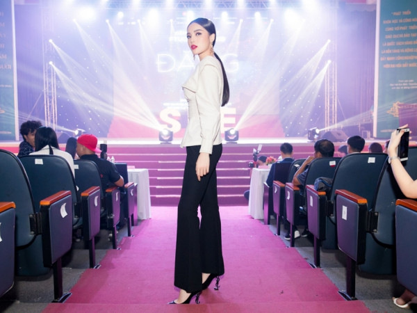 Hoa hậu Kỳ Duyên về trường Ngoại thương làm giám khảo cuộc thi nhan sắc