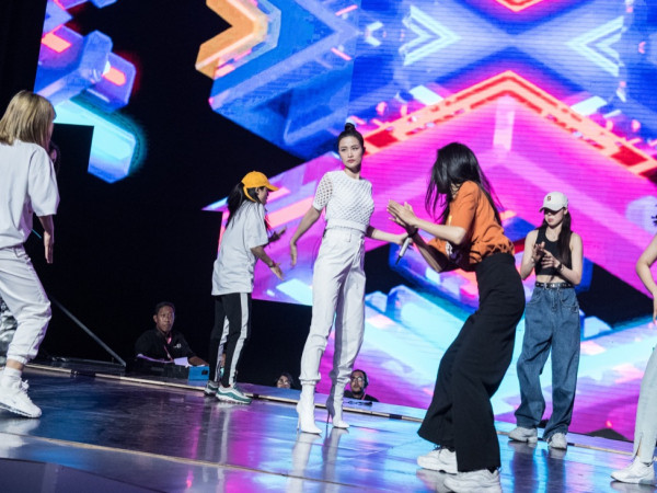 Diện đồ năng động, Đông Nhi đẹp cuốn hút trên sân khấu tổng duyệt tại Indonesia