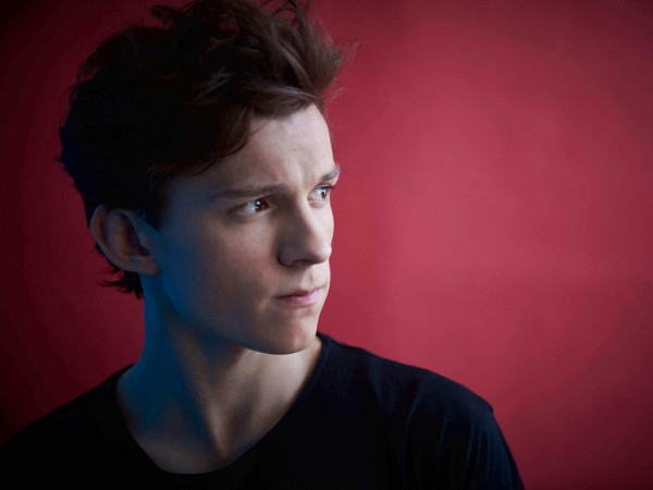 Giờ thì fan mới biết câu chuyện siêu cảm động đằng sau lần giả gái của Tom Holland