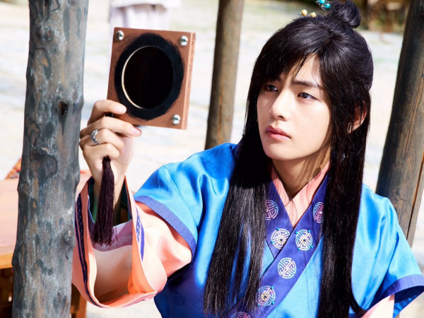 Có ai ngờ V (BTS) đã từng bật khóc vì căng thẳng khi đóng phim “Hwarang”