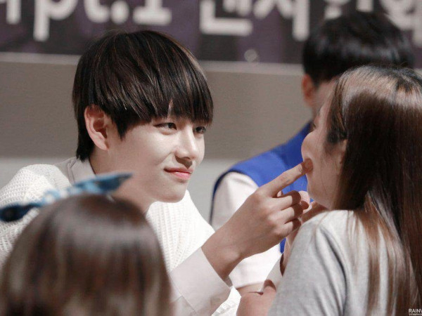 Fansign đúng là dịp để các idol K-Pop đốn tim "fangirl" bằng các cử chỉ ngọt ngào nhất