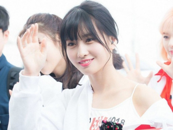 Đẳng cấp hậu đậu là đây: Momo (TWICE) chỉ gỡ tai nghe xuống cũng gây ra chuyện