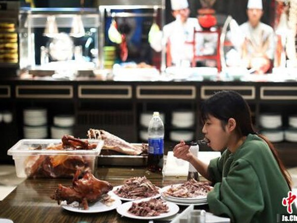 Cô gái bị loạt nhà hàng buffet cấm cửa vì ăn quá nhiều