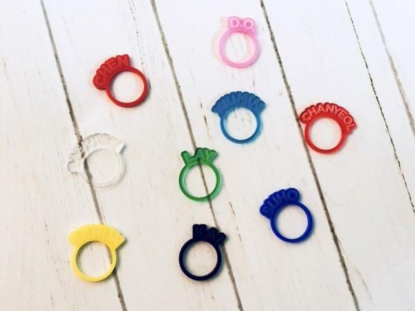 Dở khóc dở cười với những món đồ thần tượng K-Pop gắn mác “hàng công ty”