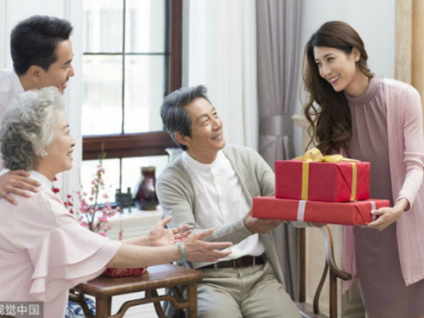 Con gái ra mắt bạn trai, ông bố phát hiện con rể mới là con ruột, con đẻ là con nuôi