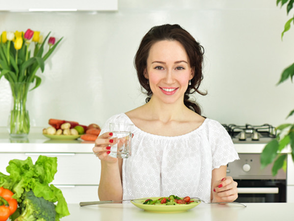 Có nên uống nước trong khi ăn?