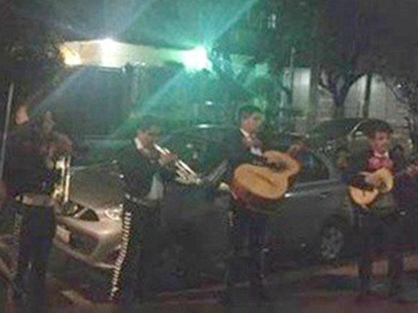 Giúp người khác cầu hôn, chàng trai tá hỏa khi cô gái chính là vợ mình