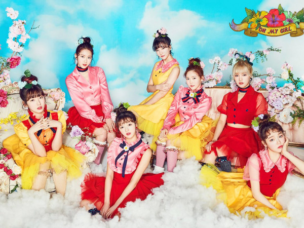 Lại thêm một thành viên nhóm Oh My Girl gặp trục trặc sức khỏe mà vẫn phải biểu diễn