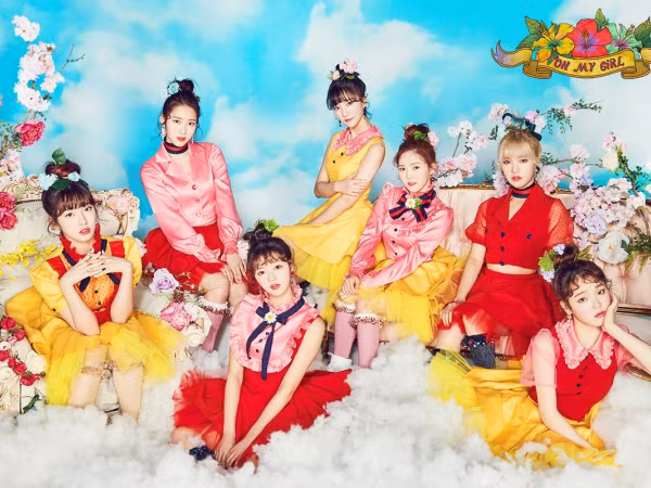 Lại thêm một thành viên nhóm Oh My Girl gặp trục trặc sức khỏe mà vẫn phải biểu diễn