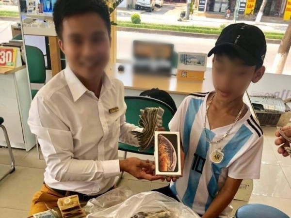 Tiết kiệm 3 năm tiền ăn sáng, cậu bé 16 tuổi đạp xe đi mua iPhone XS: Đủ để nể chưa?