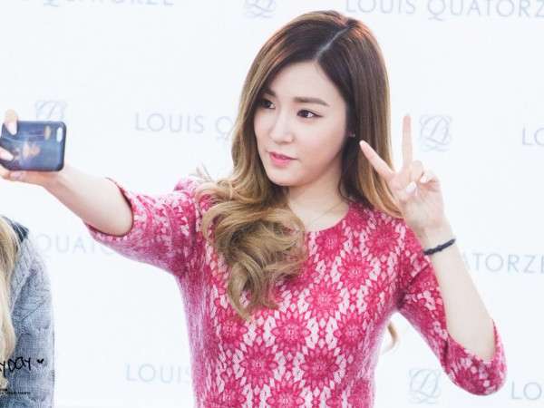 Không gì khổ bằng cảnh idol phải tìm cách lén lút dùng điện thoại di động