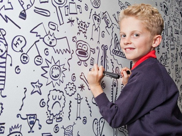 Từng bị chê vẽ nguệch ngoạc, cậu bé người Anh được mời trang trí nhà hàng