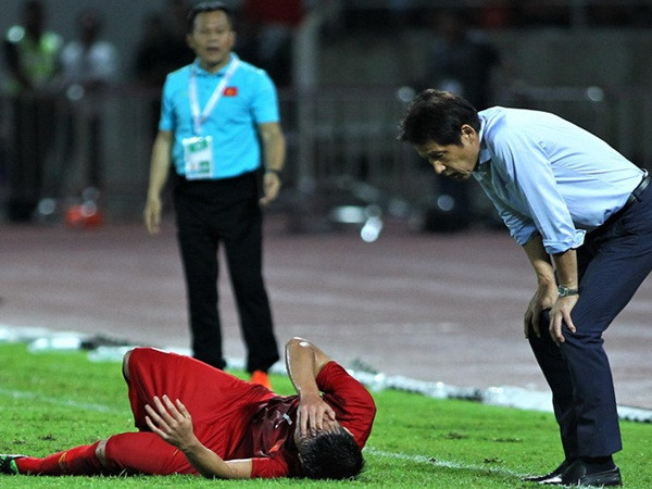 Chỉ trích Bùi Tiến Dũng, HLV Nishino toan tính gì?