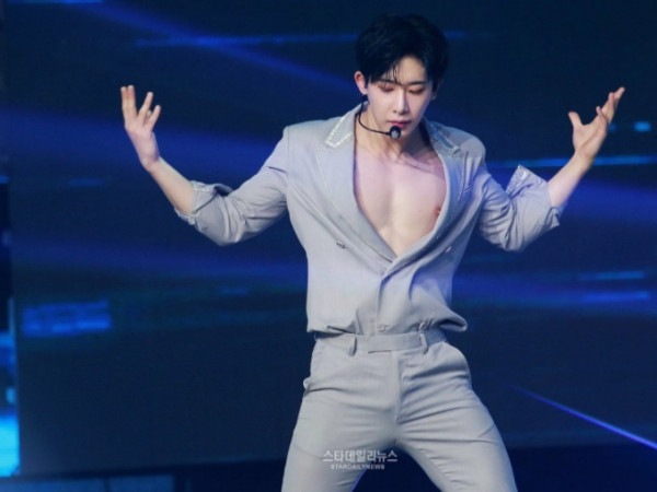 Sau những bộ đồ siêu cá tính, Wonho (Monsta X) lại khiến fan giật mình vì livestream trong lúc tắm