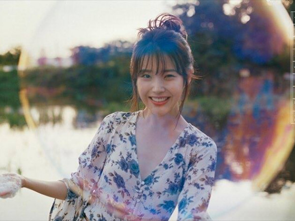 IU lại thống trị bảng xếp hạng với một album gồm toàn các hit cũ làm lại